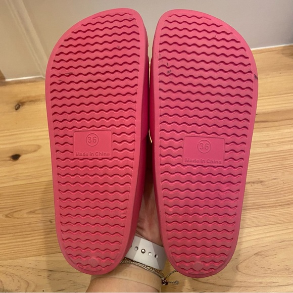 Pink rubber slides - Picture 2 of 2